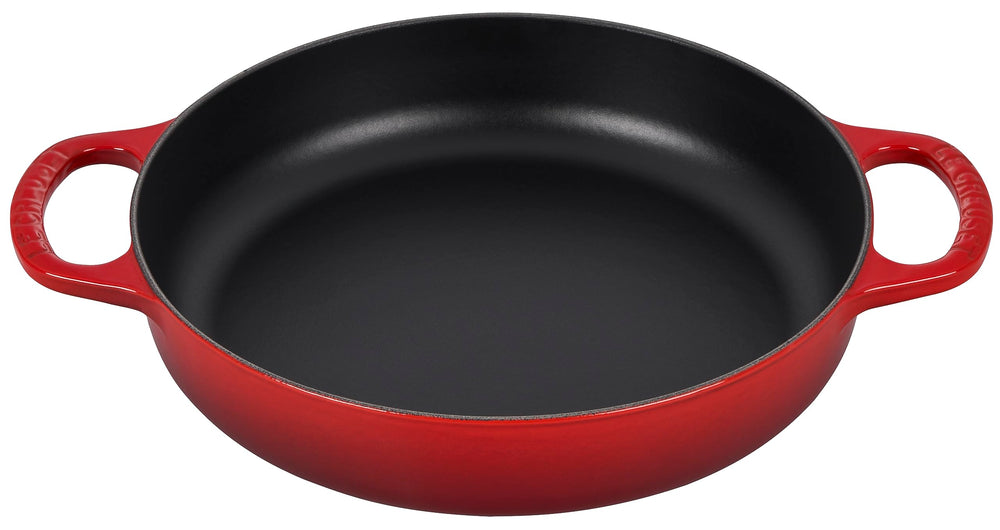 Le Creuset vue avant de la poêle Everyday 11" cerise pour une cuisson polyvalente