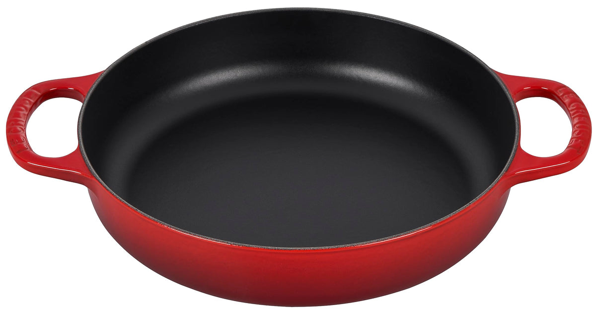 Le Creuset vue avant de la poêle Everyday 11" cerise pour une cuisson polyvalente