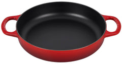 Le Creuset vue avant de la poêle Everyday 11" cerise pour une cuisson polyvalente