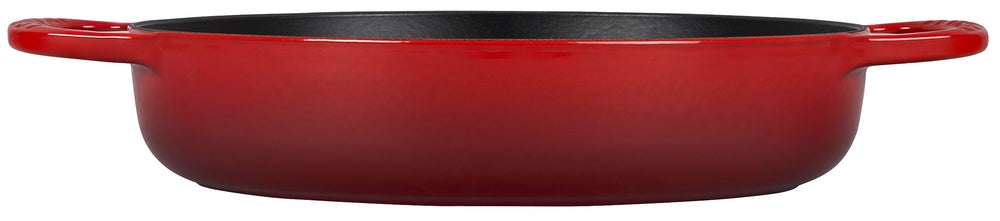 Le Creuset intérieur noir satiné démontrant la patine qui améliore la cuisson