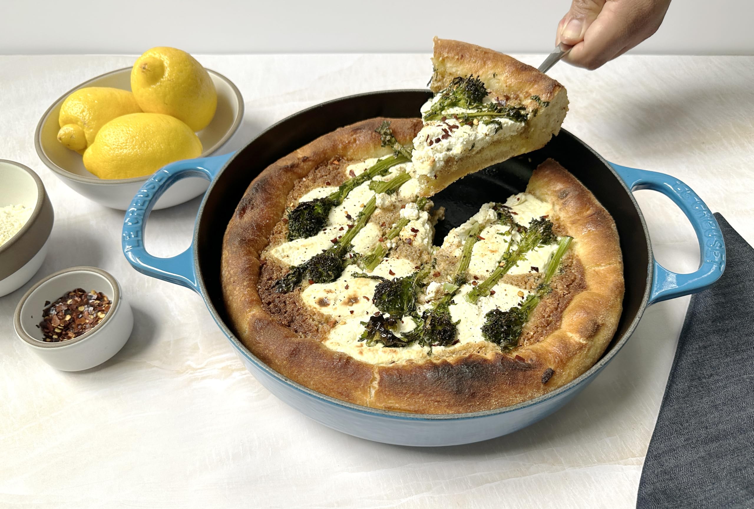 Le Creuset poêle présentée sur la table prête à servir, esthétique et fonctionnelle