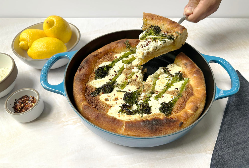Le Creuset poêle présentée sur la table prête à servir, esthétique et fonctionnelle