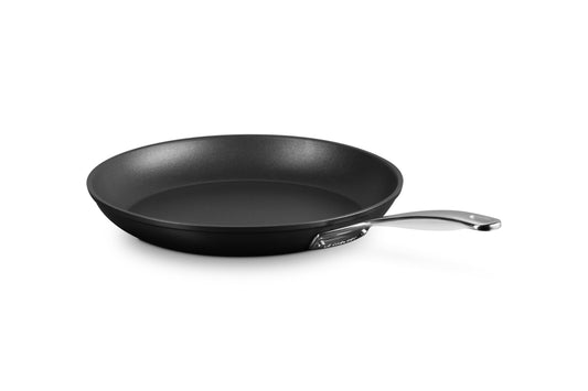 Le Creuset intérieur texturé montrant la surface antiadhésive pour meilleur brunissage