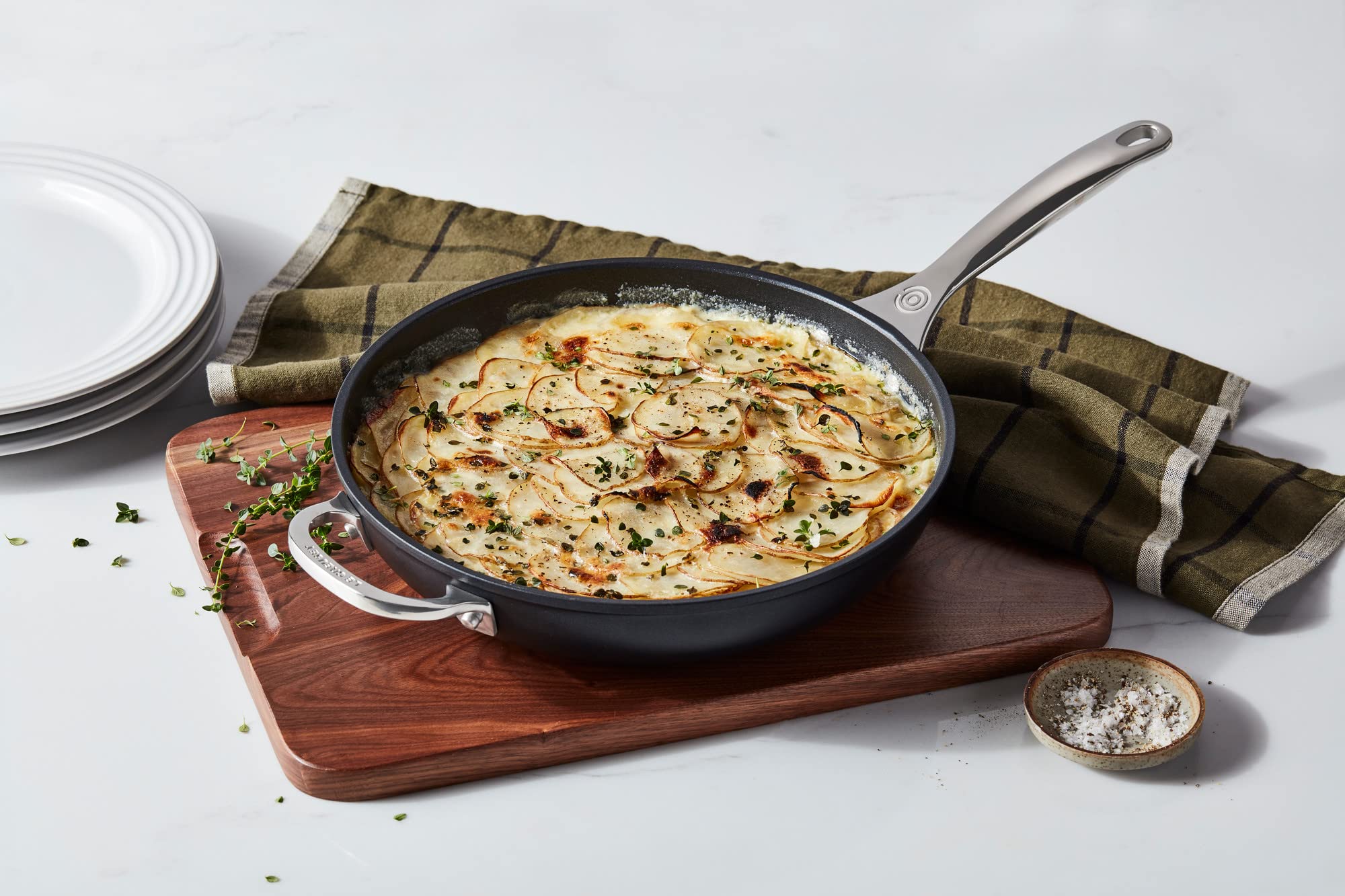 Le Creuset poêle PRO à côté d’ustensiles pour évaluer taille et capacité pratique