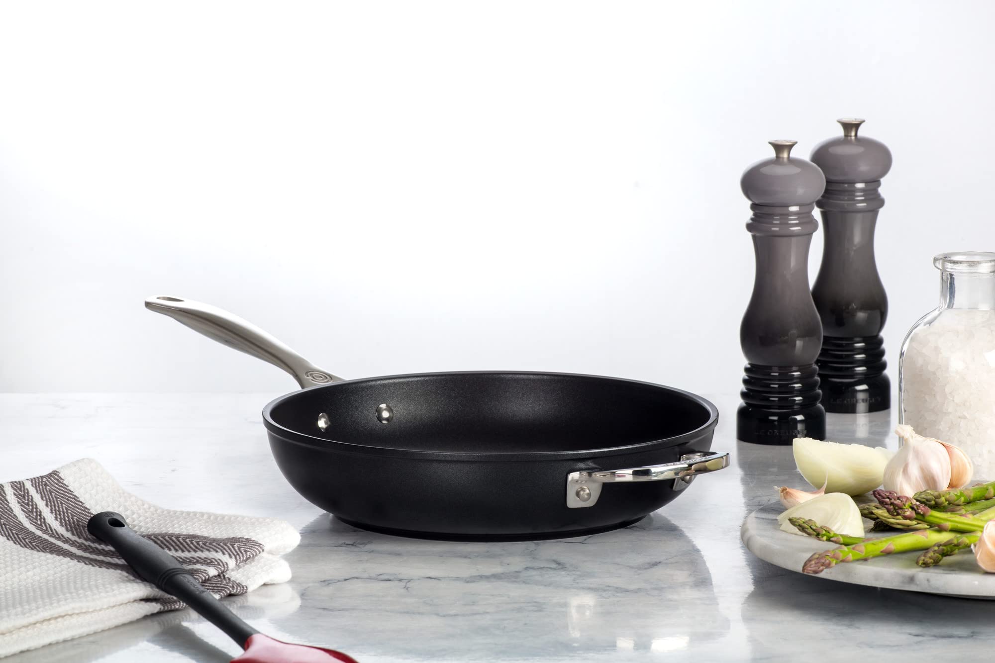 Le Creuset poêle PRO en action sur la cuisinière, pour cuisson homogène rapide