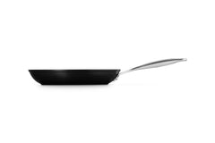 Le Creuset poêle PRO en usage saisissant poisson pour saveurs intenses
