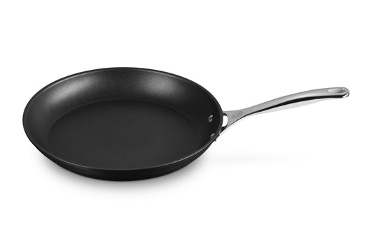 Le Creuset poêle PRO 30 cm vue face présentant le design et la finition durable