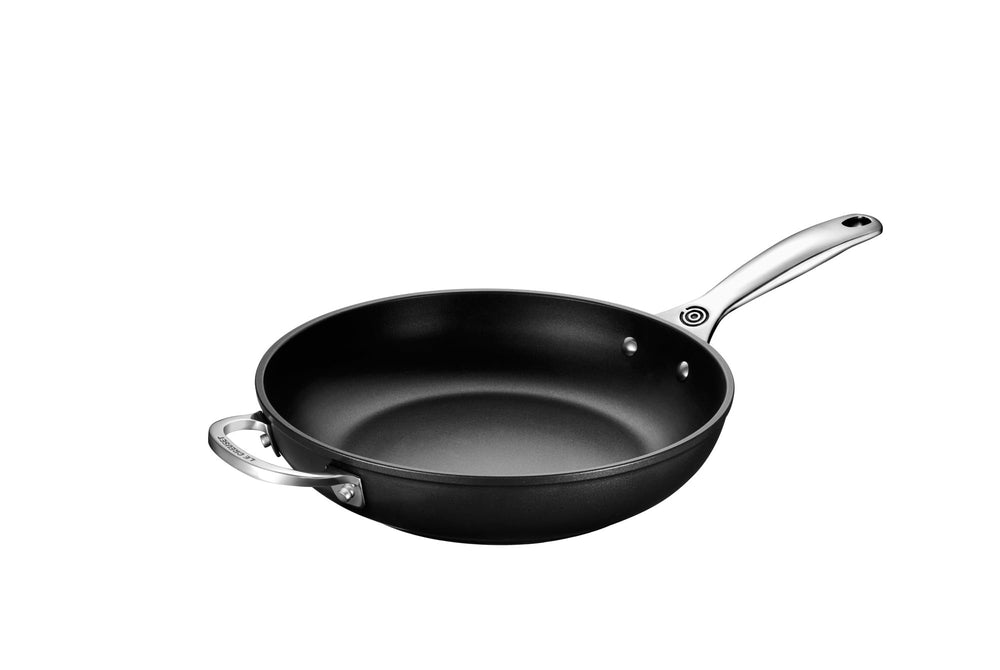 Le Creuset poêle PRO face avant montrant finition et bords, pour une présentation nette