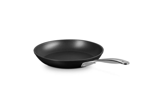 Le Creuset poêle PRO intérieur texturé favorisant brunissement uniforme