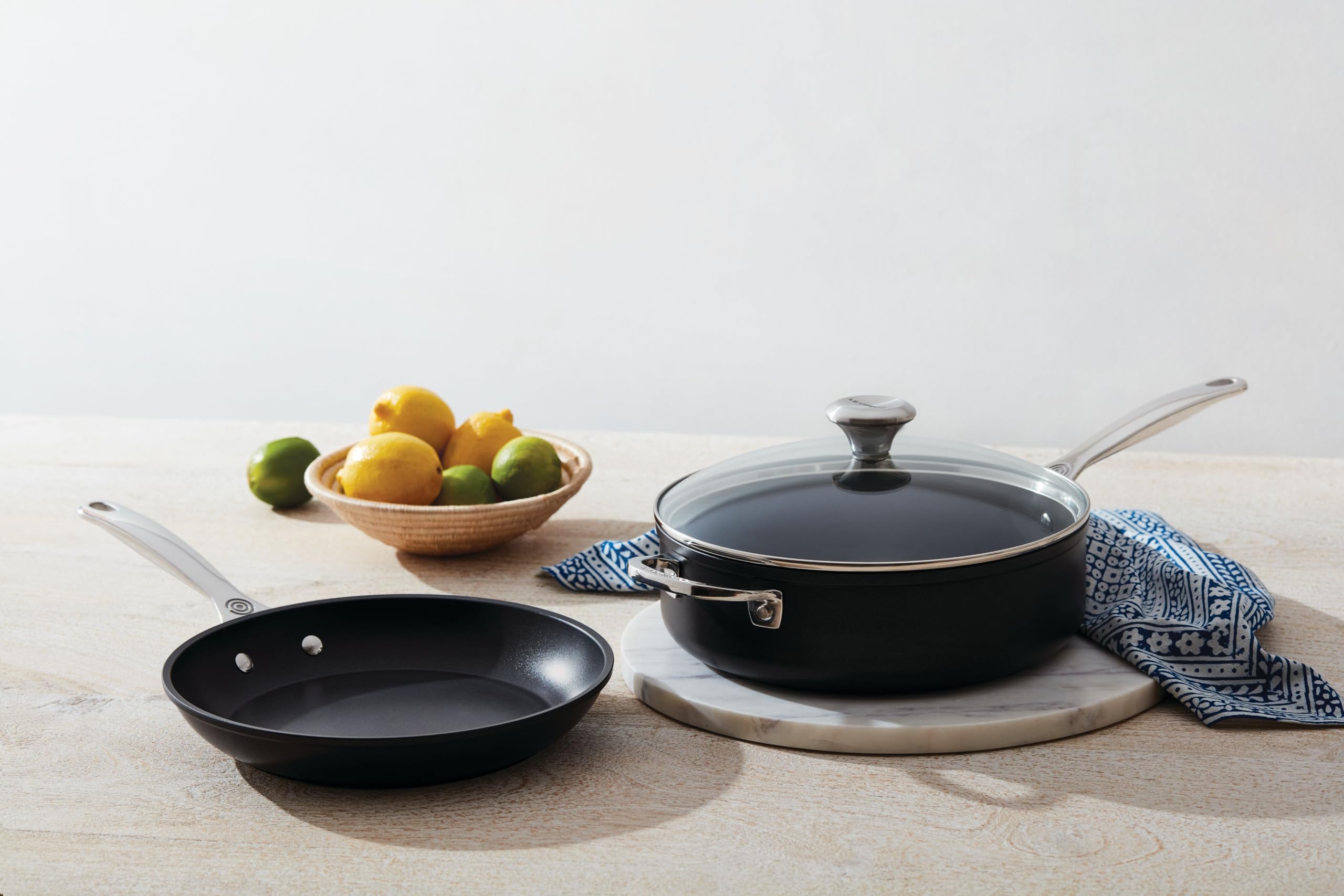 Le Creuset poêle PRO mise en scène cuisine cuisson prête à servir