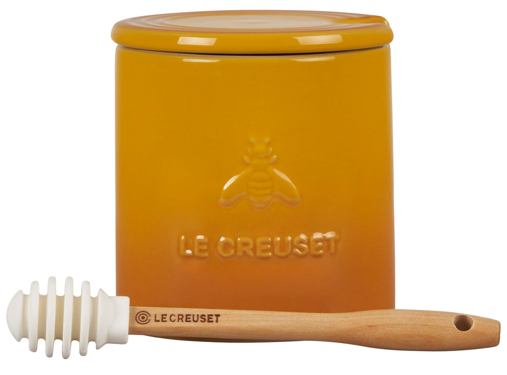 Le Creuset gros plan sur la glaçure en grès montrant résistance et finition brillante