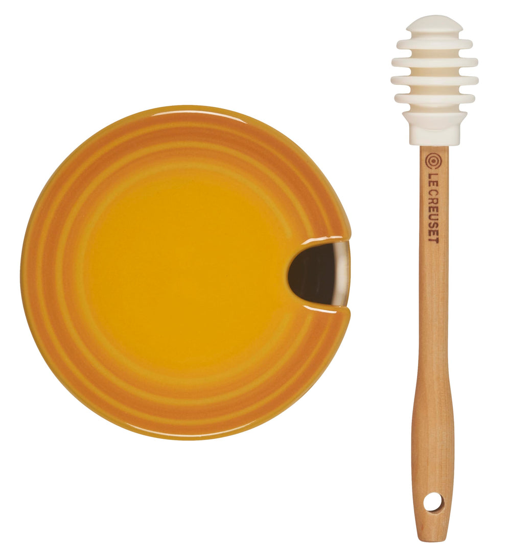 Le Creuset pot à miel en situation sur plan de travail apportant style et praticité