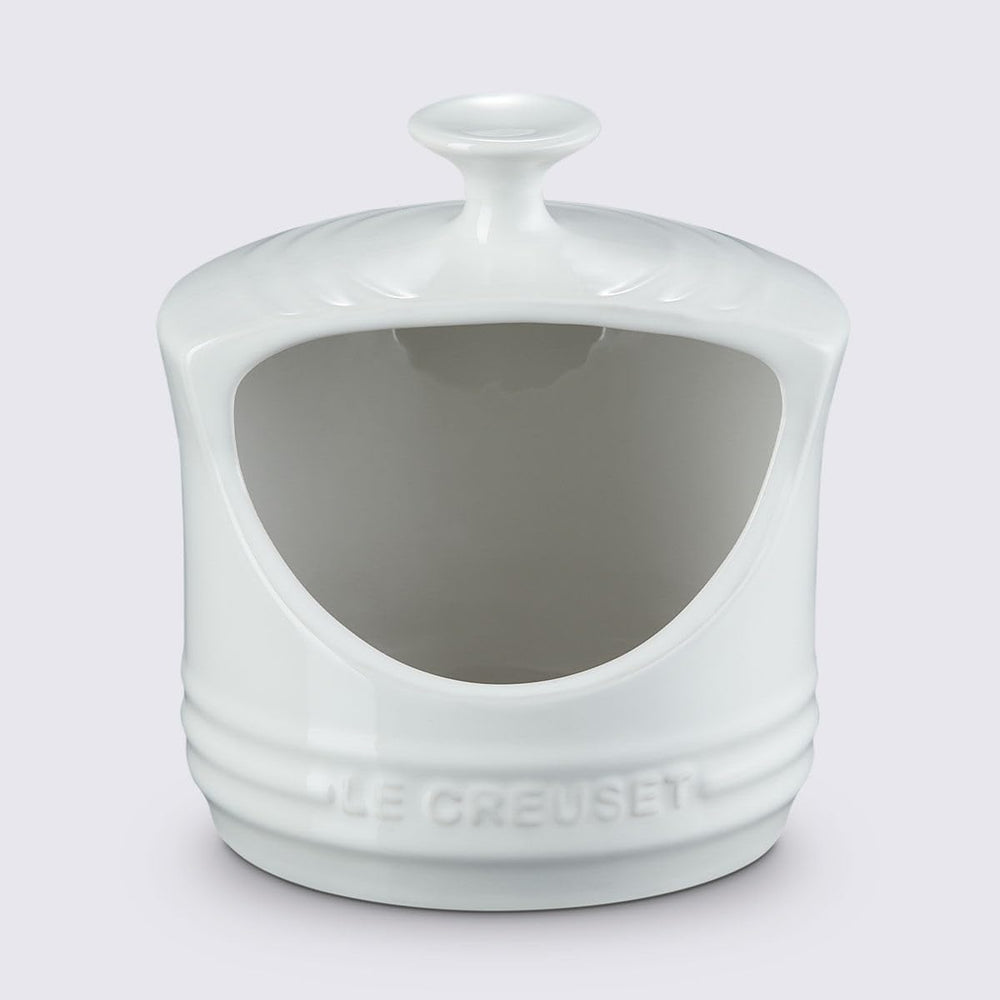 Le Creuset en usage sur plan de travail accès pratique pendant cuisson