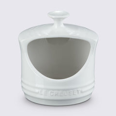 Le Creuset en usage sur plan de travail accès pratique pendant cuisson