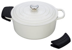 Le Creuset protège-poignées en usage sur cocotte pour manipuler chaudement
