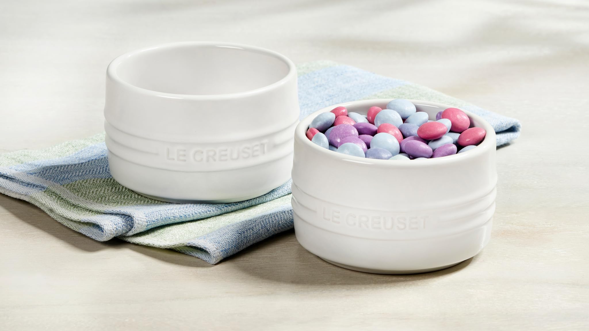 Le Creuset ramequin côte à côte sur table à manger illustrant harmonie de service et esthétique
