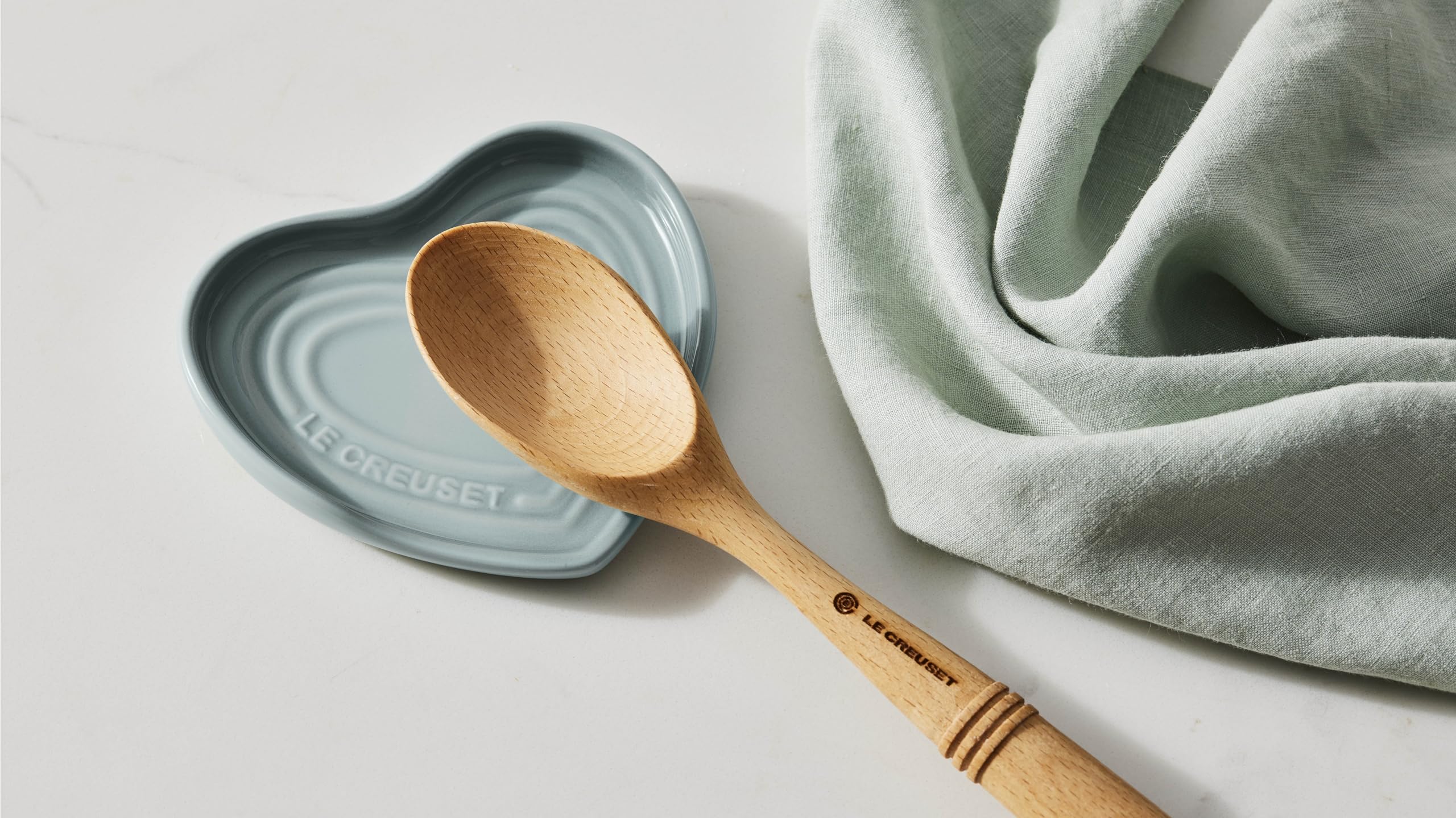 Le Creuset repose-cuillère comparaison taille près d'une cuillère pour échelle