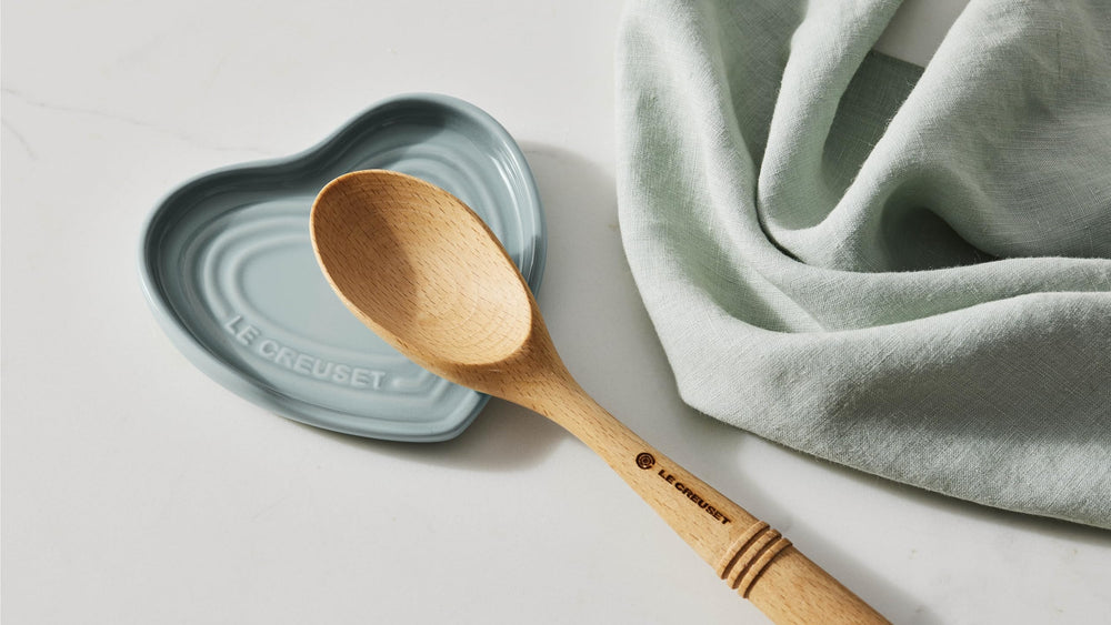 Le Creuset repose-cuillère comparaison taille près d'une cuillère pour échelle