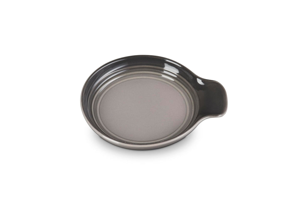 Le Creuset repose-cuillère vue de face en Oyster, design élégant protégeant surfaces