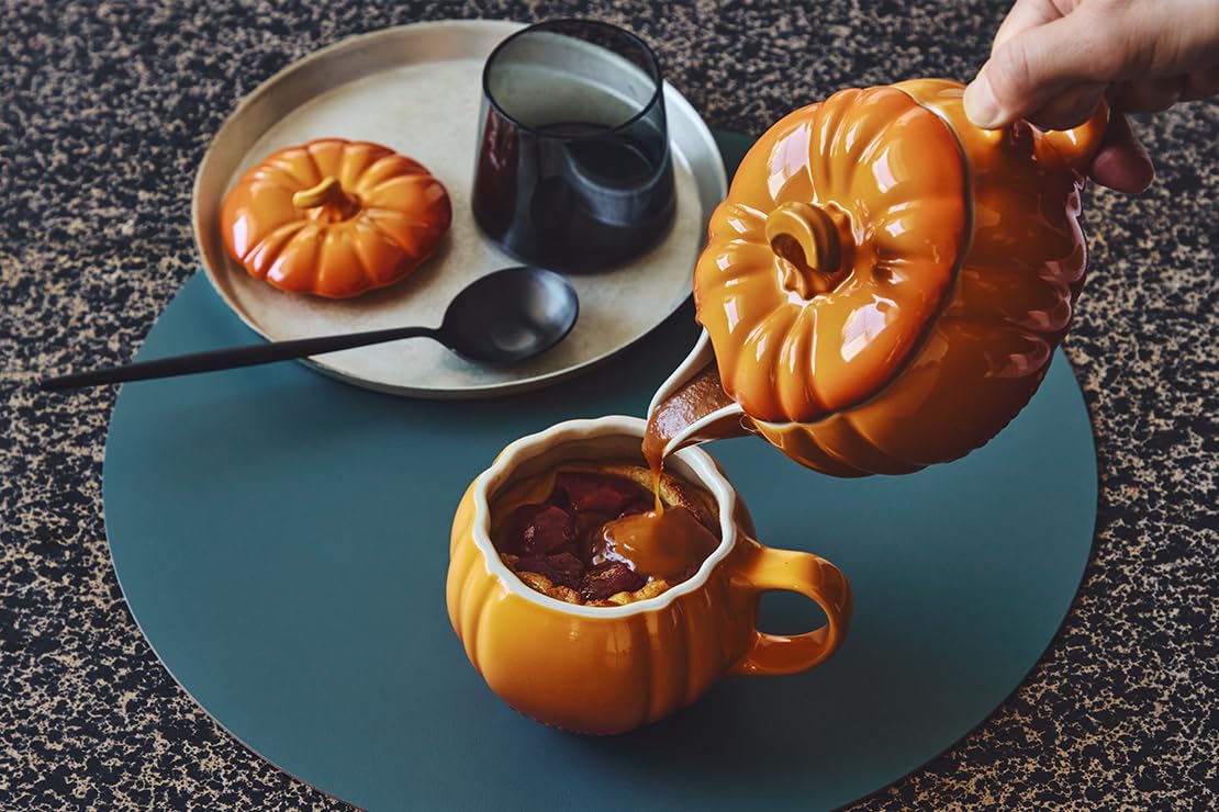 Le Creuset saucière remplie, présente sauce chaude proprement