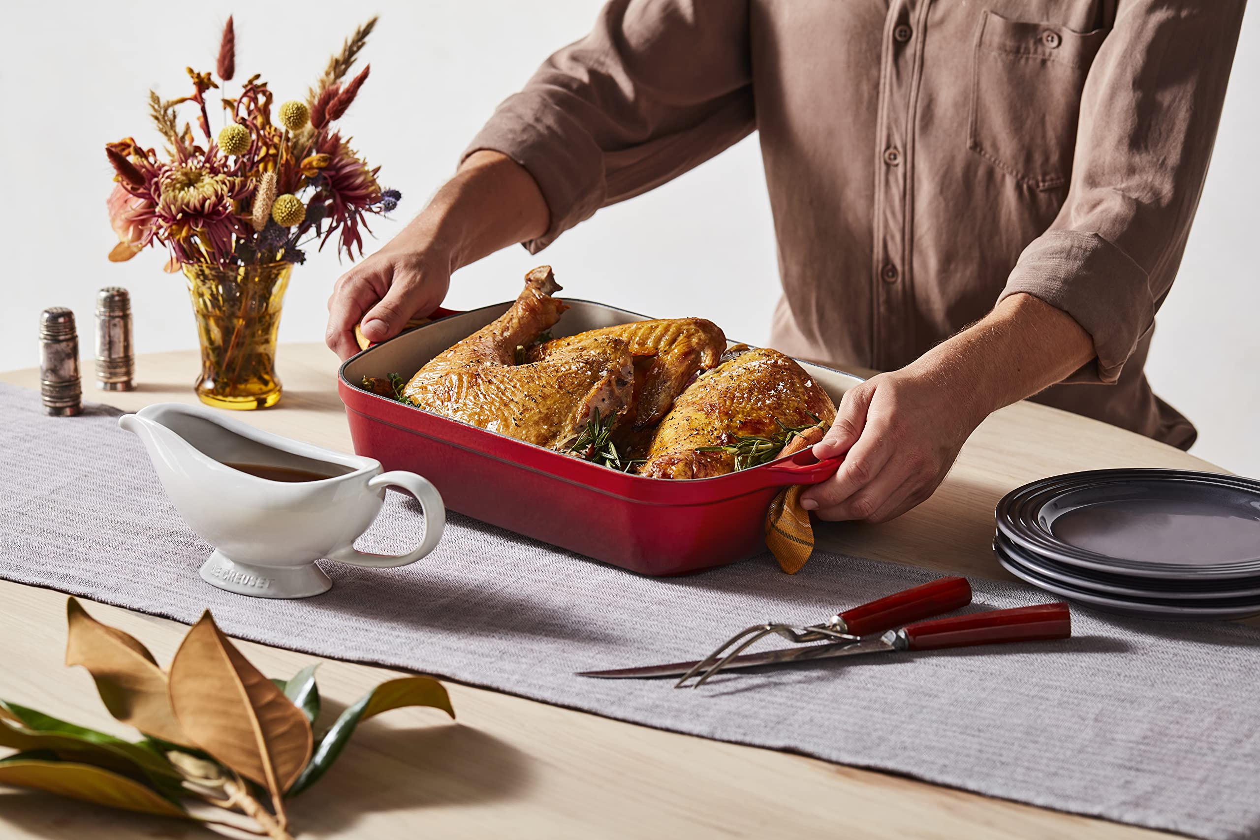 Le Creuset gros plan de la glaçure blanche montrant la surface non poreuse et facile à nettoyer
