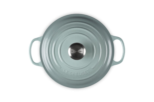Le Creuset sauteuse gros plan intérieur sable montrant surface lisse et antiadhérente