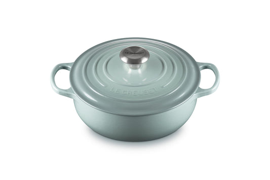 Le Creuset sauteuse face avant Sea Salt montrant la finition émaillée et design durable