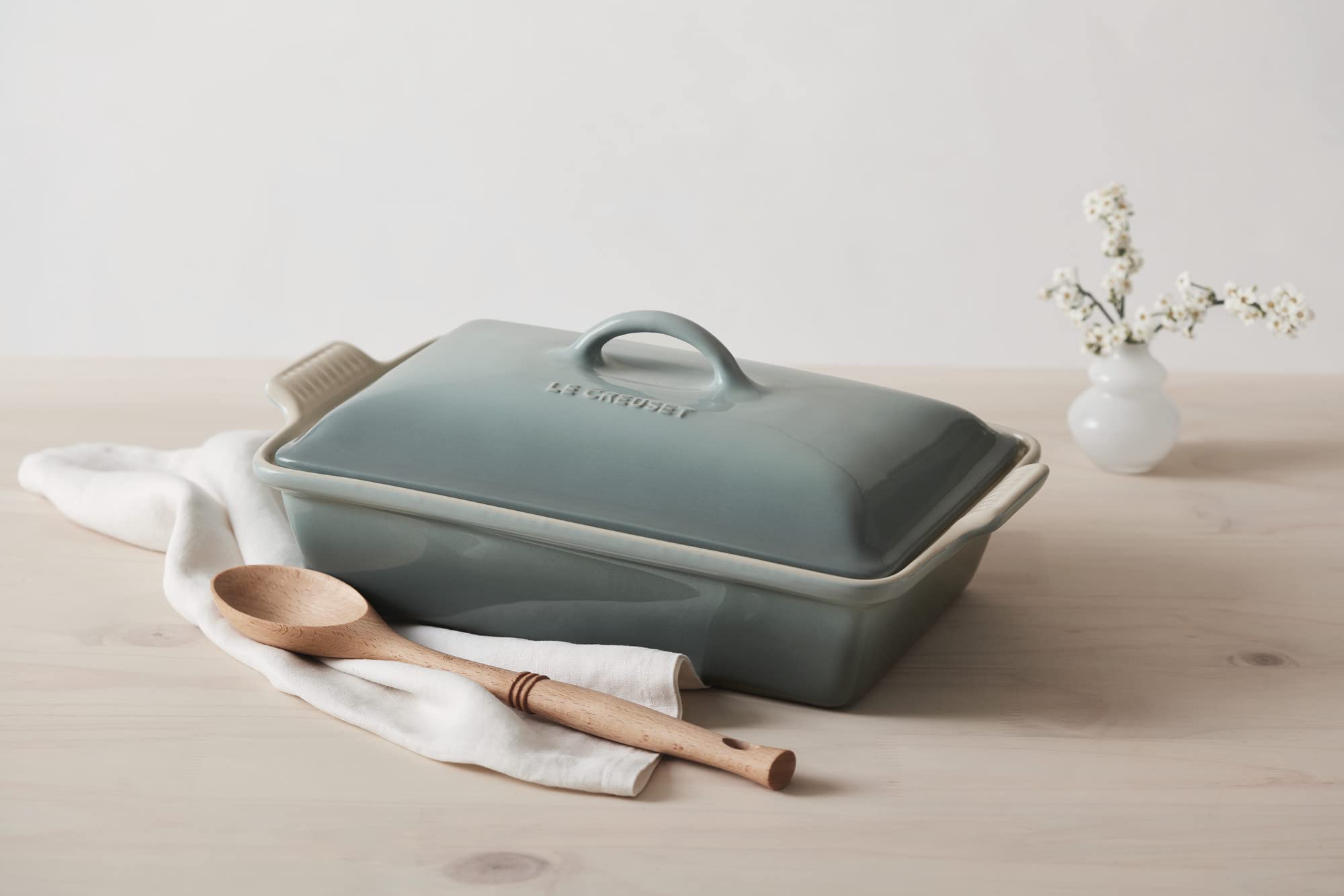 Le Creuset plat en situation de table déjeunersaved, présente service élégant et pratique