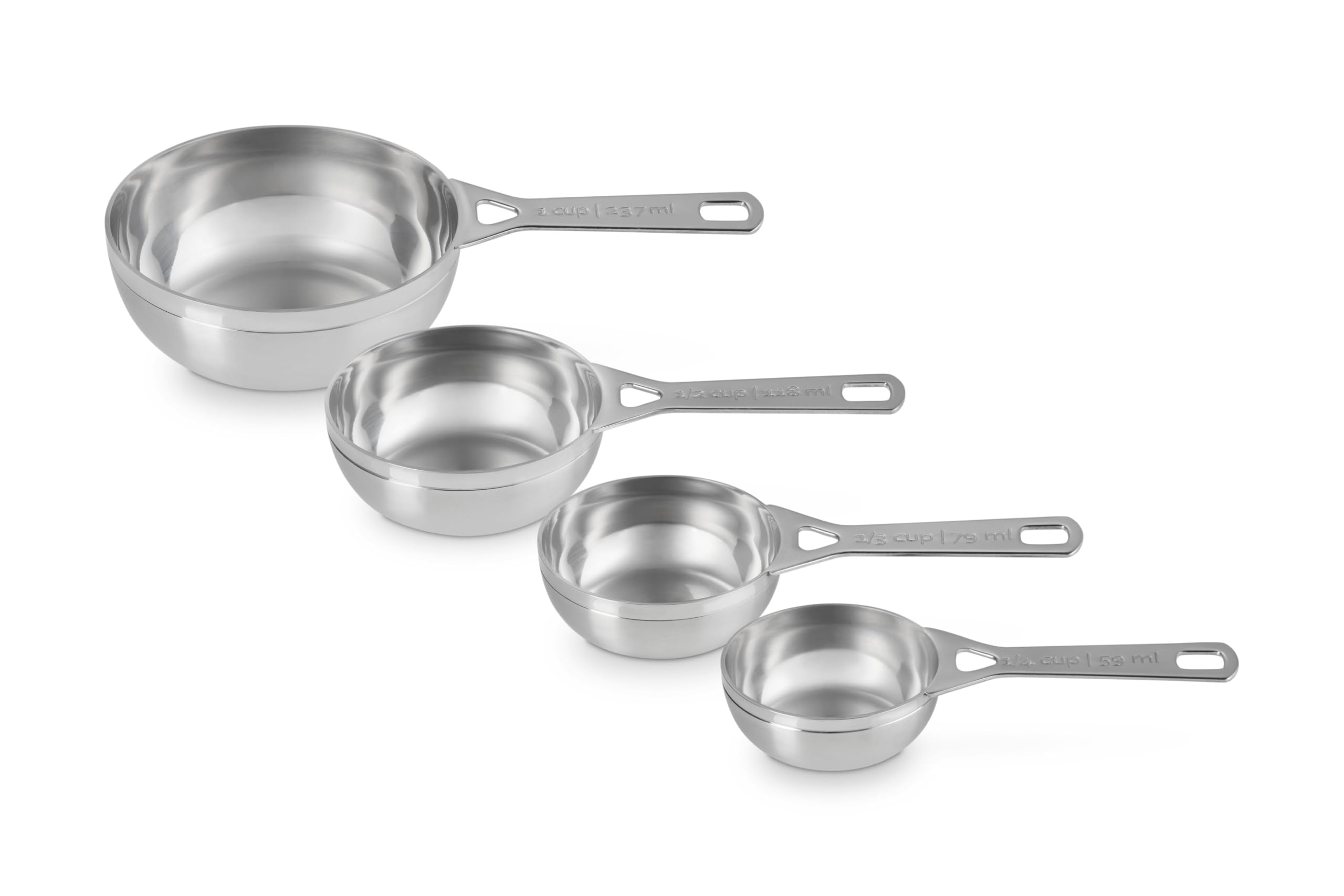 Le Creuset tasses en usage mesurant farine pour précision en pâtisserie