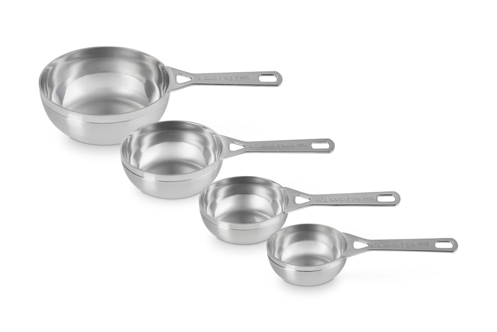 Le Creuset tasses en usage mesurant farine pour précision en pâtisserie