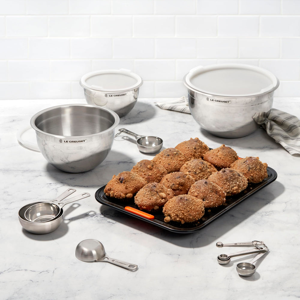 Le Creuset tasses sur plan de travail style cuisine pour inspiration d'usage