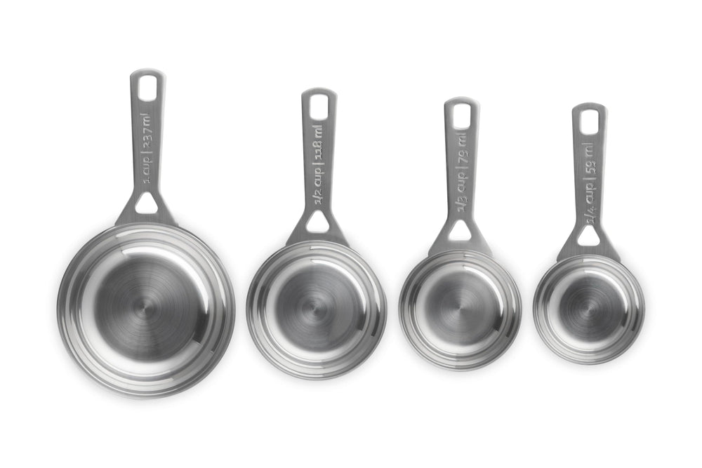 Le Creuset gros plan sur finition inox poli et brossé pour durabilité