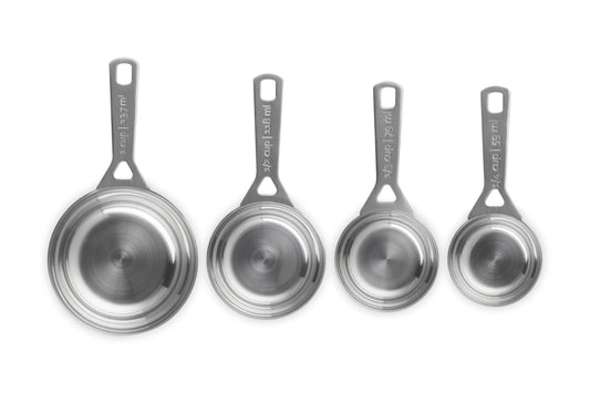 Le Creuset gros plan sur finition inox poli et brossé pour durabilité