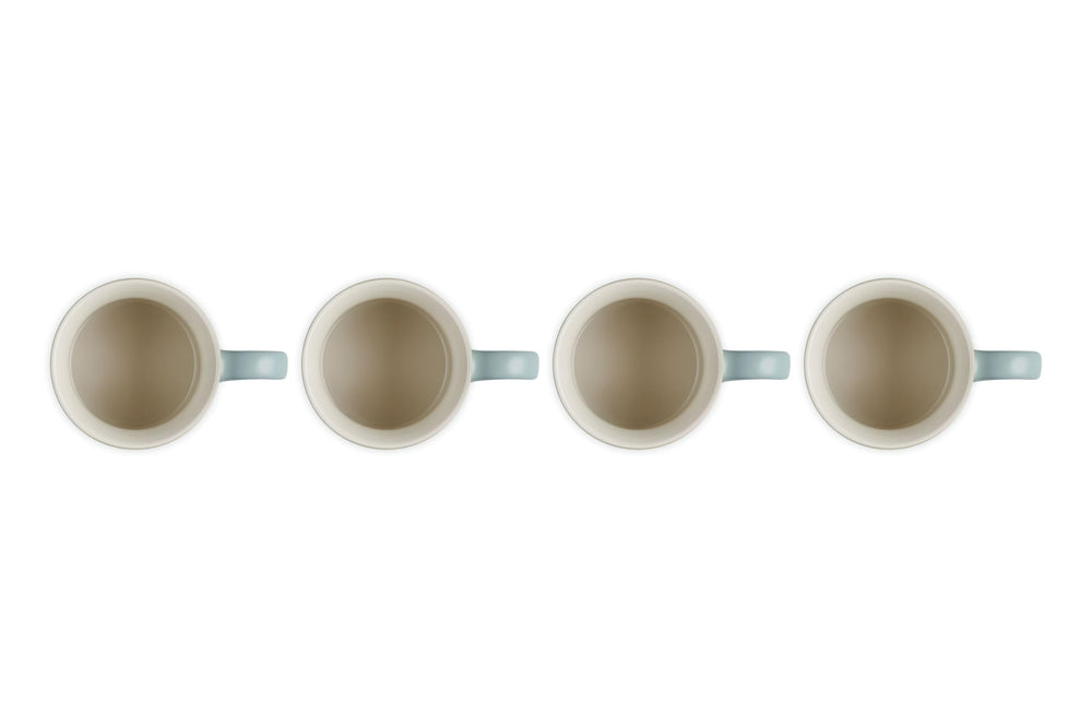 Le Creuset mug comparaison avec main pour évaluer capacité pratique