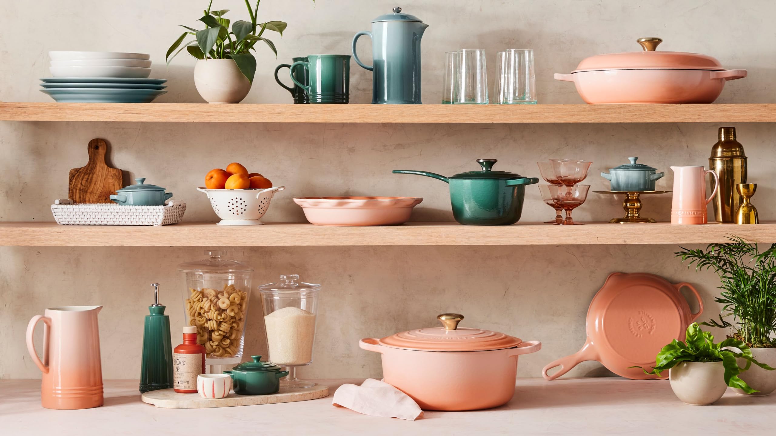 Le Creuset mug comparaison taille posée à côté d'une cuillère pour échelle