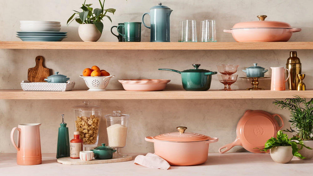 Le Creuset mug comparaison taille posée à côté d'une cuillère pour échelle