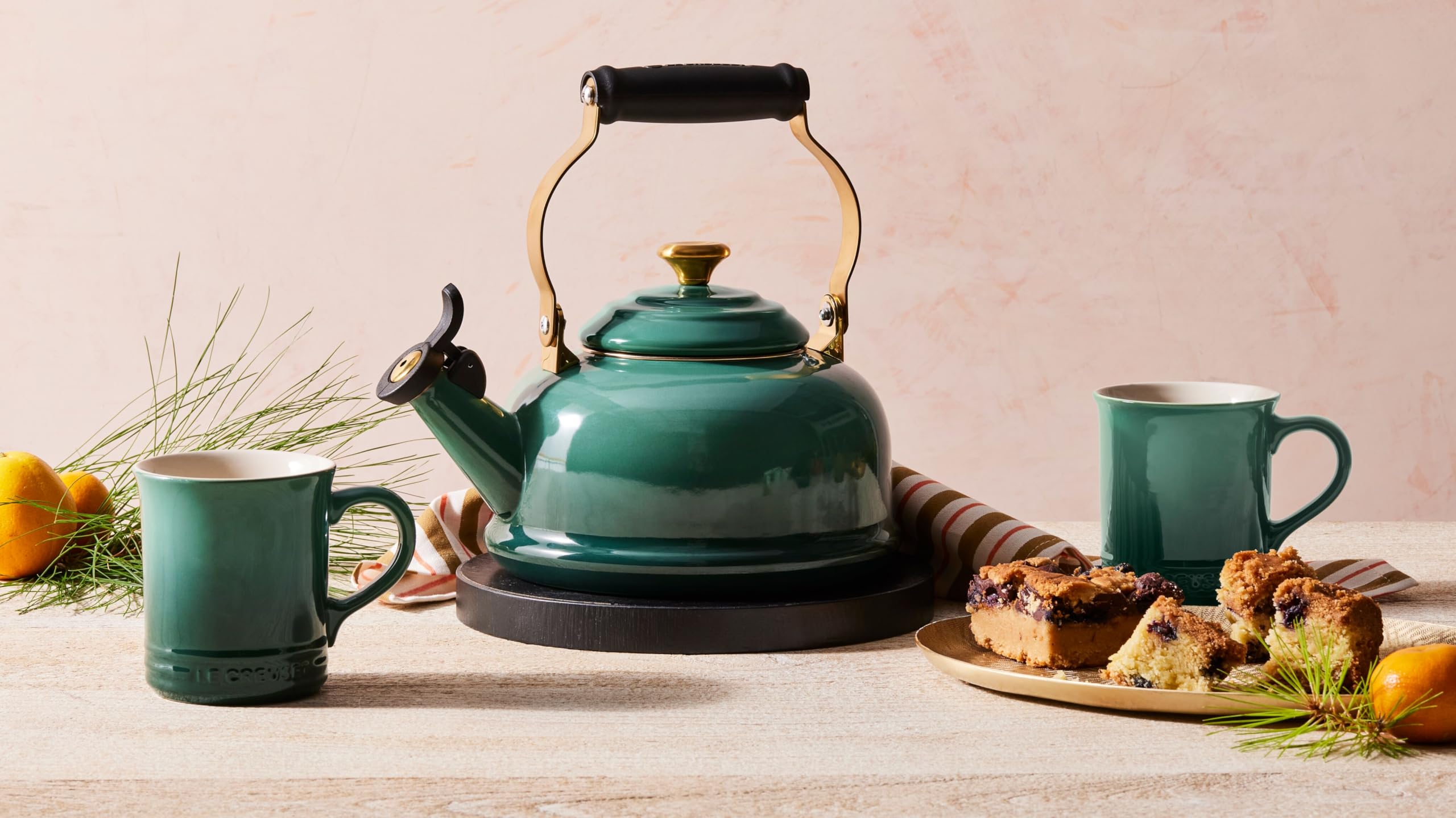 Le Creuset mug en usage avec café conservant chaleur et arôme