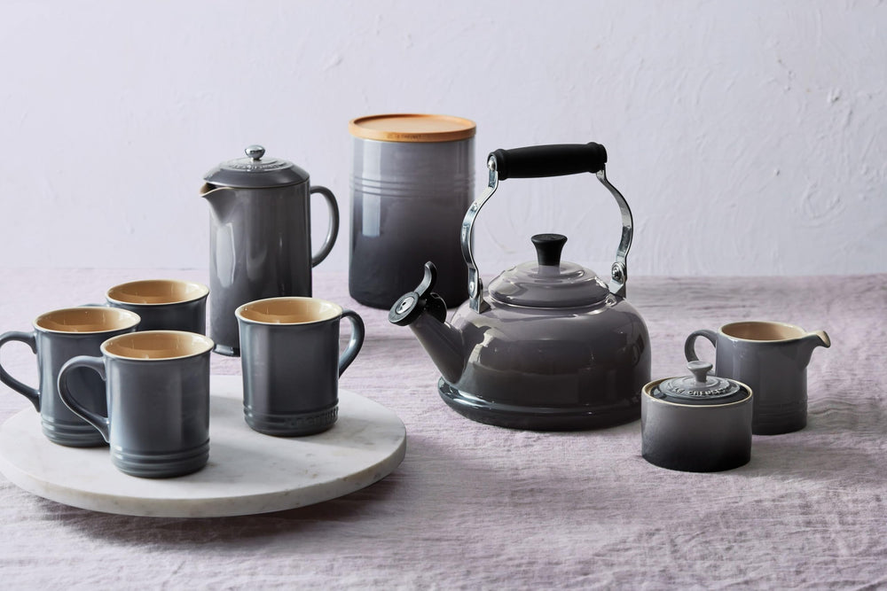 Le Creuset lot de 4 sur table, harmonie colorée pour service