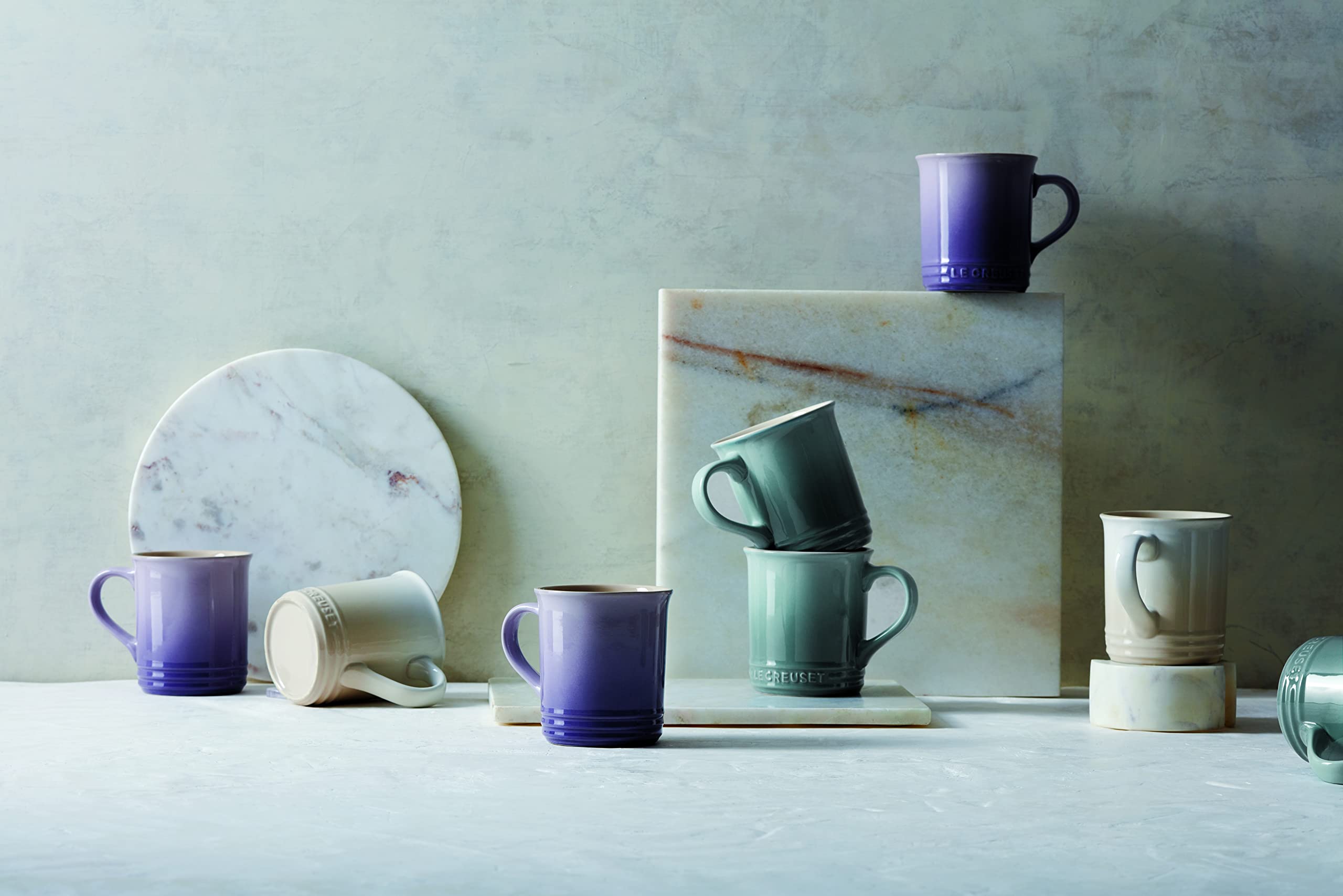 Le Creuset Vancouver Mug posé sur table, esthétique pour servir