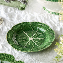 Cerified International assiette en usage avec salade, apporte fraîcheur et style naturel