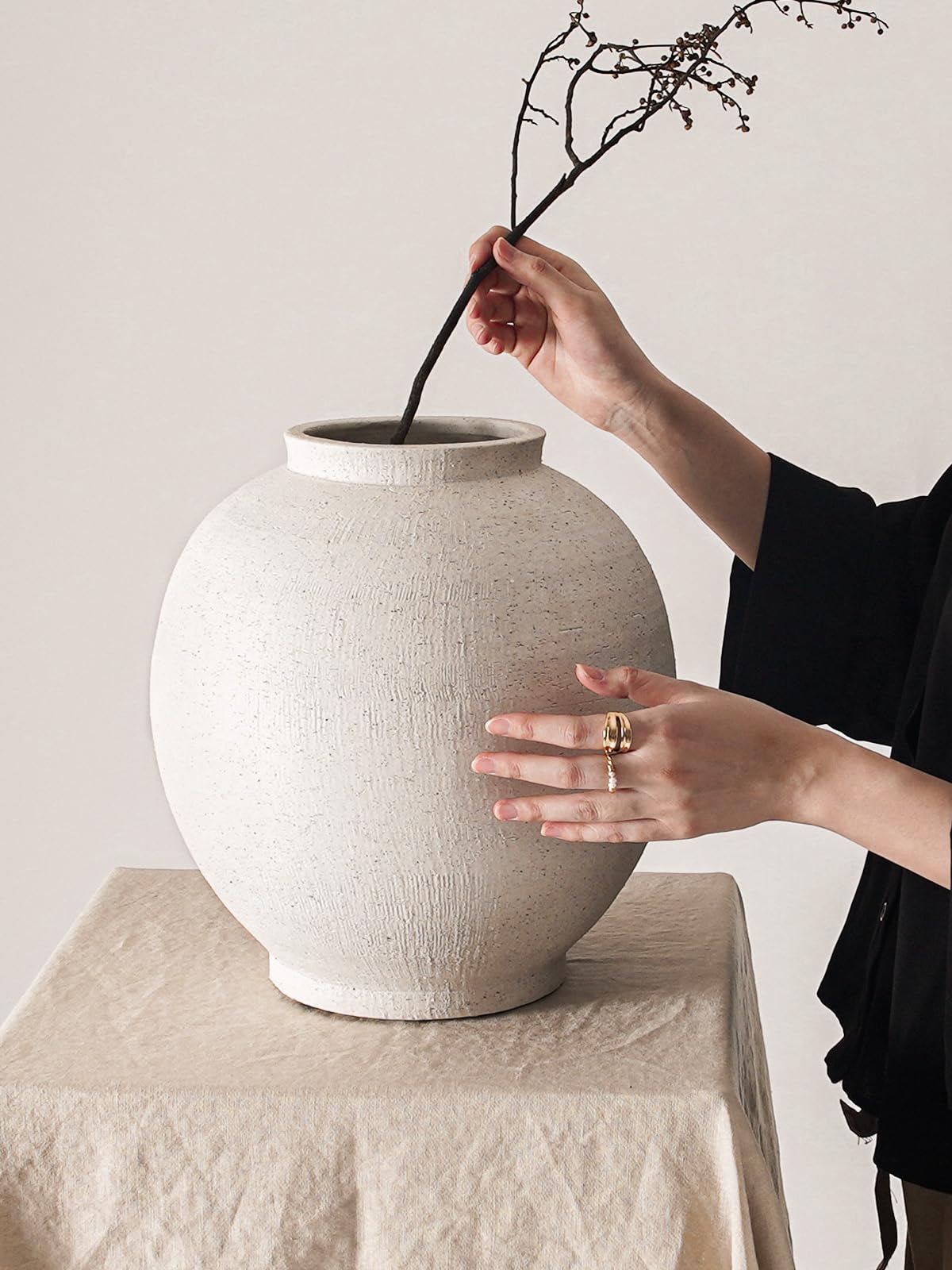 LE TAUCI GARDEN vase à l’échelle près d’un livre pour repère de taille