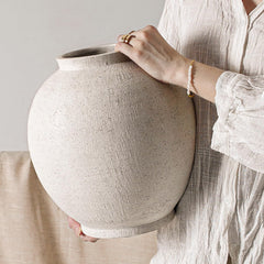 LE TAUCI GARDEN vase face plein montrant silhouette rustique et stabilité