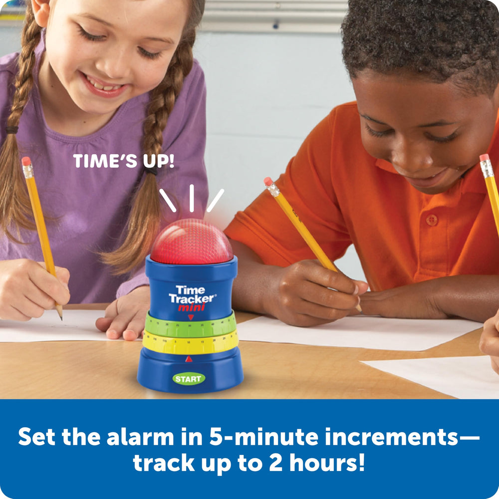 Learning Resources Time Tracker Mini à côté d'un crayon pour comparaison de taille, portable et compact
