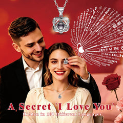 Lebana boîte ouverte sur table montrant rose et collier pour une révélation romantique