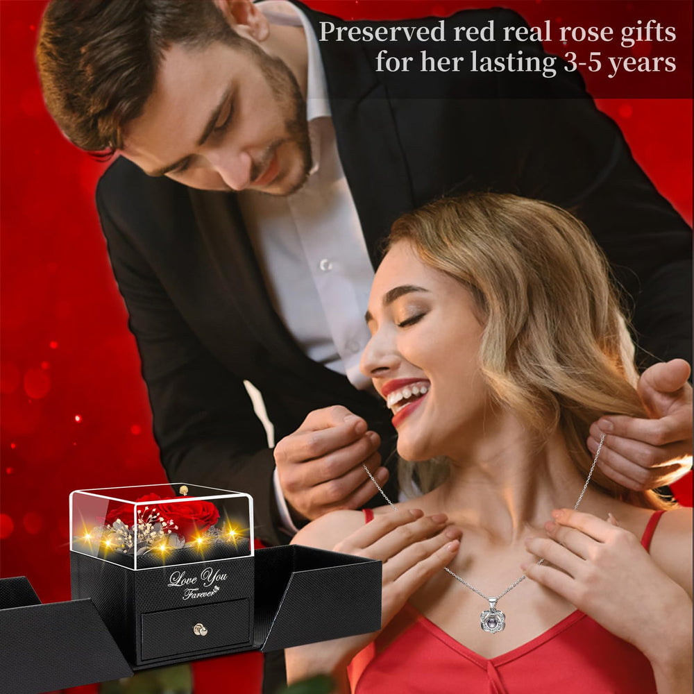 Lebana main montrant échelle du coffret et du pendentif, idée de taille pratique