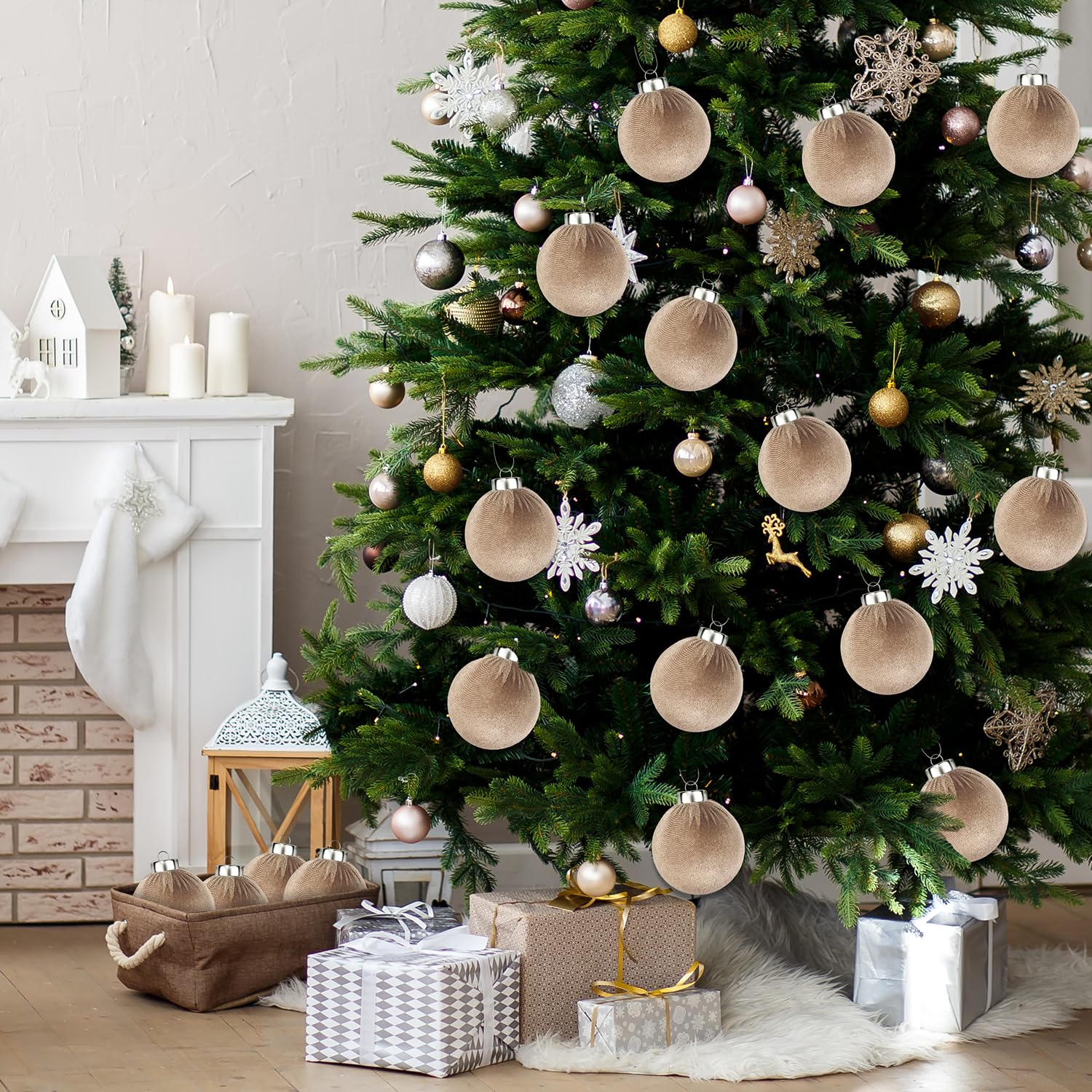 Leetous boules sur sapin décoré illustrant aspect chaleureux et coordonné