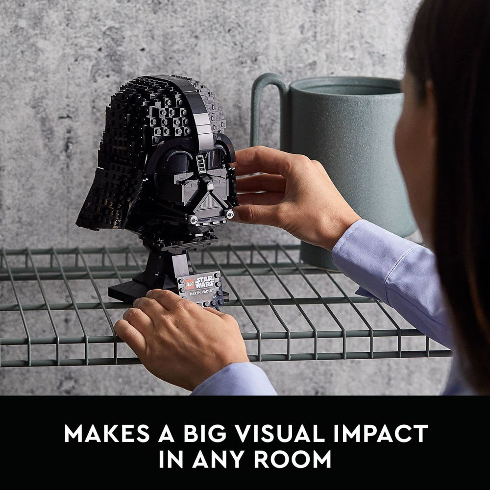 LEGO casque Darth Vader à côté d'un livre, montre l'échelle compacte