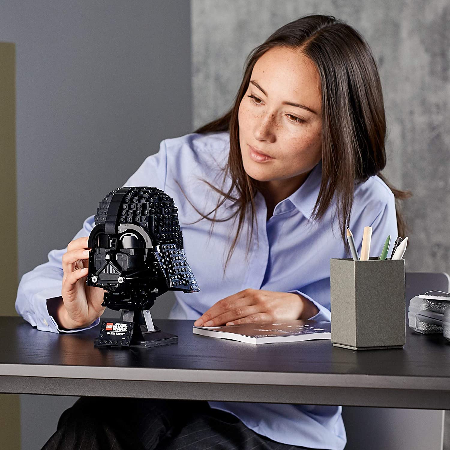 LEGO casque Darth Vader vue de profil, détails fidèles et saisissants