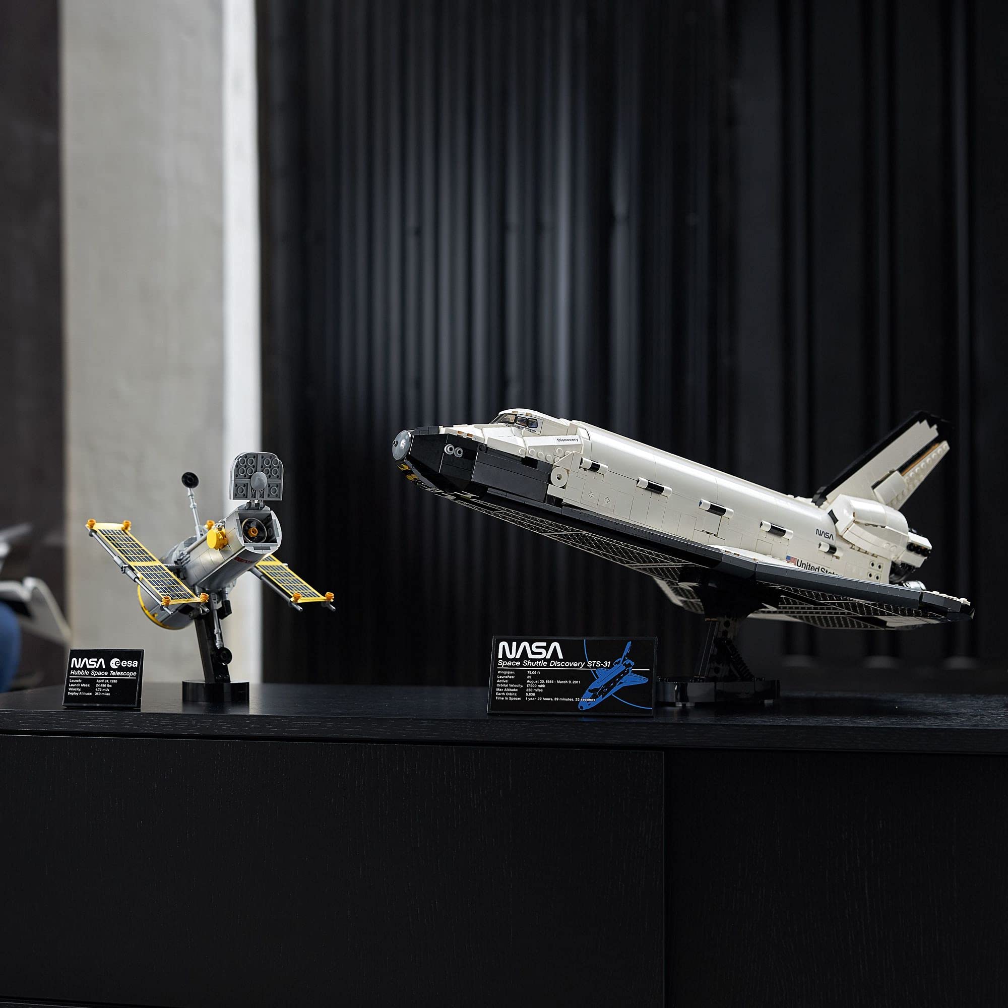 LEGO comparaison d'échelle sur table illustrant dimensions et impact visuel