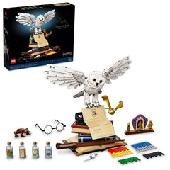 LEGO vue de face du modèle Hogwarts Icons montrant l'ensemble exposé, attirant le regard